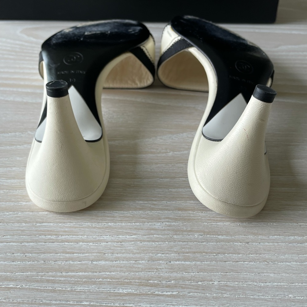 CHANEL White Leather Embroidered CC Slide Mules 39 - Picture 13 of 14